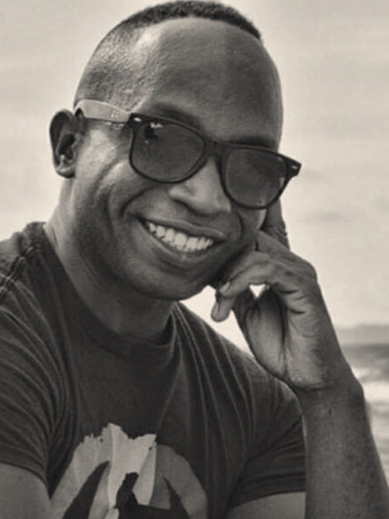 Retrato de Eddy Ranks sonriendo frente al mar