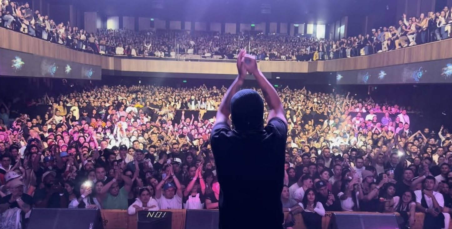 Wilmer Roberts en el escenario frente a un teatro lleno
